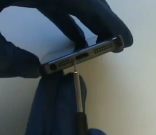 enlever vis connecteur dock